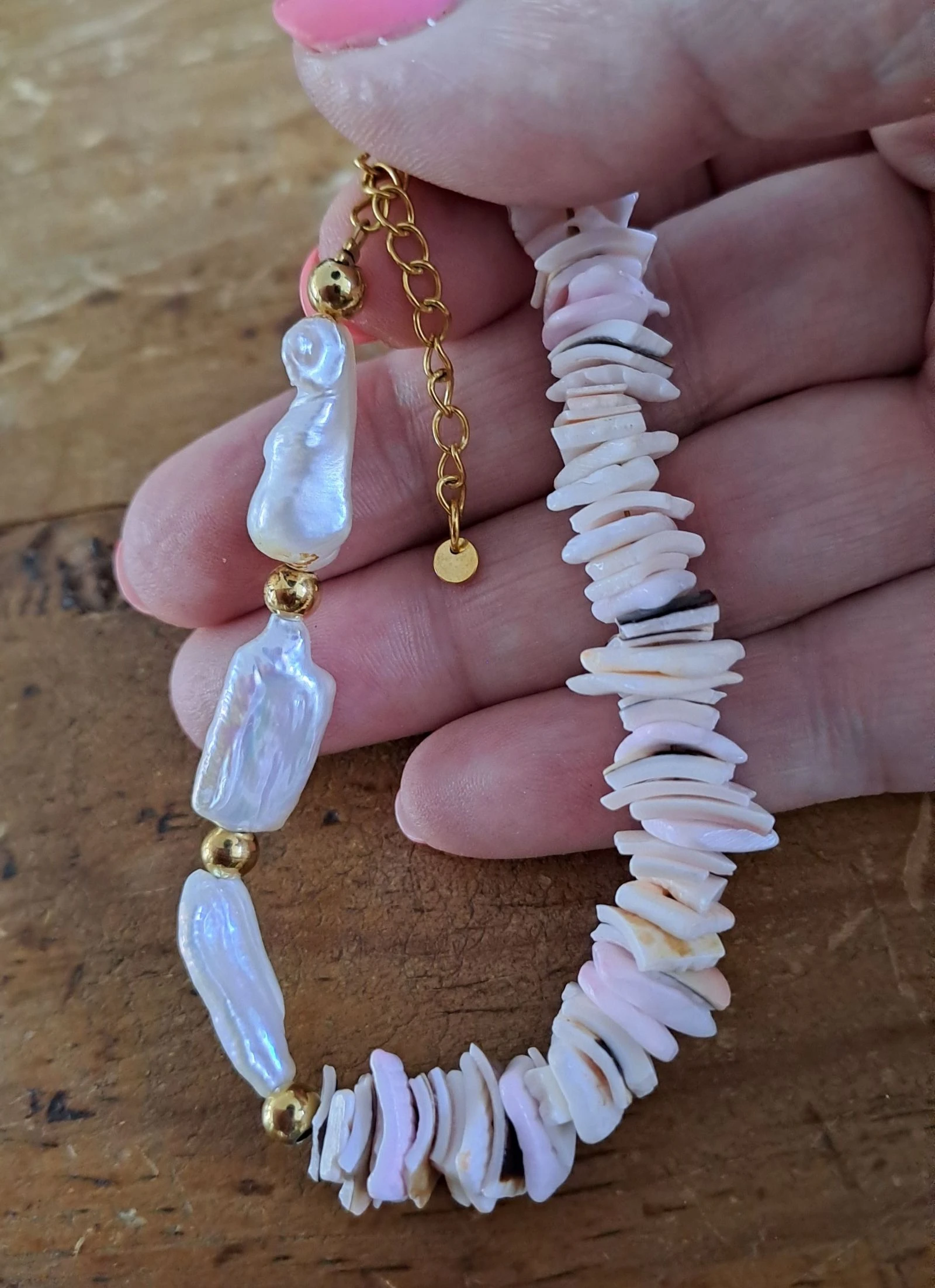 Schelp armband met zoetwater parels en rvs